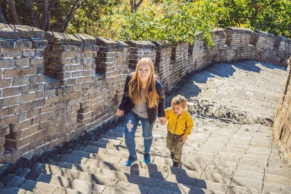 Mutlu neşeli neşeli turistler anne ve oğlu eğlenceli olan Çin Seddi, gülen ve Asya tatil gezisi sırasında dans gülümseyen seyahat. Çin hedef. Çin'deki çocuklu seyahat