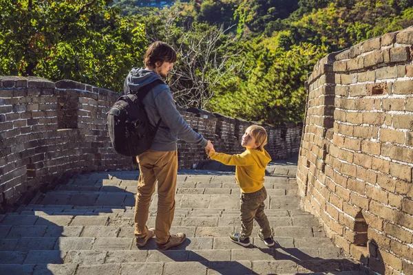 Feliz alegre alegre turistas pai e filho na Grande Muralha da China se divertindo na viagem sorrindo rindo e dançando durante a viagem de férias na Ásia. Destino chinês. Viajar com crianças na China — Fotografia de Stock