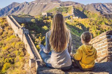 Mutlu neşeli neşeli turistler anne ve oğlu, Çin tatil seyahat Asya üzerinde meditasyon. Çin hedef. Çin kavramında çocuklarla seyahat