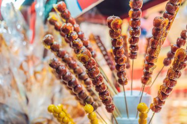 Çince şekerlenmiş meyve ve çilek, alıç ve çilek susam ve şeker şurubu içinde. Çince sokak gıda kavramı