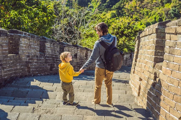Mutlu neşeli neşeli turistler baba ve oğlu eğlenceli olan Çin Seddi, gülen ve Asya tatil gezisi sırasında dans gülümseyen seyahat. Çin hedef. Çin'deki çocuklu seyahat