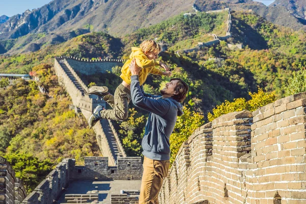 Ευτυχισμένη χαρούμενη χαρούμενη τουρίστες μπαμπάς και γιος στο Σινικό Τείχος της Κίνας, έχοντας διασκέδαση στην ταξιδεύουν χαμογελώντας γελώντας και χορεύοντας διακοπές ταξίδι στην Ασία. Κινεζική προορισμού. Ταξίδια με παιδιά στην Κίνα — Φωτογραφία Αρχείου