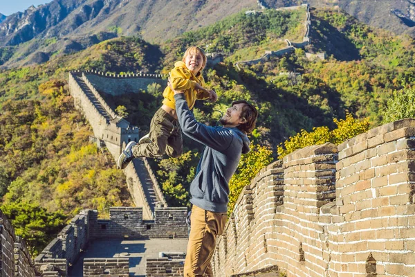 Happy cheerful joyful tourists dad and son at Great Wall of China having fun on travel smiling laughing and dancing during vacation trip in Asia. Chinese destination. Travel with children in China — Stock Photo, Image