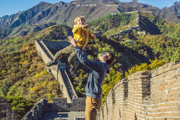 Happy cheerful joyful tourists dad and son at Great Wall of China having fun on travel smiling laughing and dancing during vacation trip in Asia. Chinese destination. Travel with children in China — Stock Photo, Image