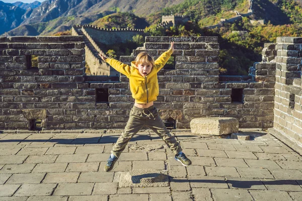 Çin Seddi, mutlu neşeli neşeli çocuk turist gülüyor ve Asya tatil gezisi sırasında dans gülümseyen seyahat eğleniyor. Çin hedef. Çin kavramında çocuklarla seyahat — Stok fotoğraf