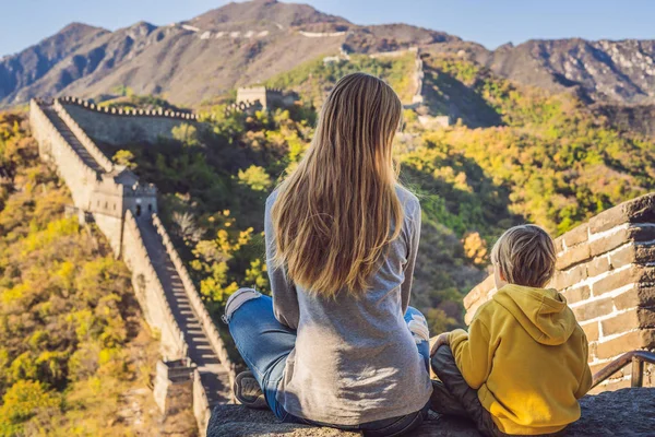 Happy cheerful joyful tourists mom and son at Great Wall of China meditate on vacation trip in Asia. Chinese destination. Travel with children in China concept — Stock Photo, Image