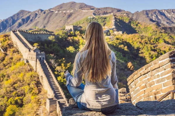 Happy cheerful joyful tourist woman at Great Wall of China meditates on vacation trip in Asia. Girl visiting and sightseeing Chinese destination — Stock Photo, Image