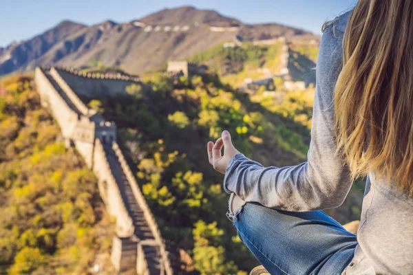 Happy cheerful joyful tourist woman at Great Wall of China meditates on vacation trip in Asia. Girl visiting and sightseeing Chinese destination — Stock Photo, Image