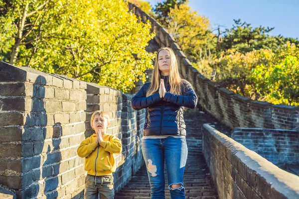 Ευτυχισμένη χαρούμενη χαρούμενη τουρίστες μαμά και γιος στο Σινικό Τείχος της Κίνας να διαλογιστείτε για το ταξίδι στην Ασία. Κινεζική προορισμού. Ταξίδια με παιδιά στην Κίνα έννοια — Φωτογραφία Αρχείου
