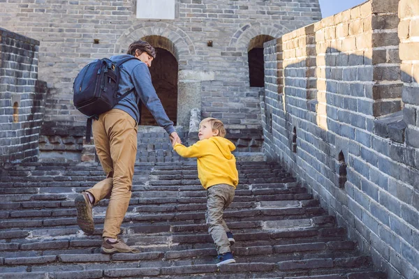 Feliz alegre alegre turistas pai e filho na Grande Muralha da China se divertindo na viagem sorrindo rindo e dançando durante a viagem de férias na Ásia. Destino chinês. Viajar com crianças na China — Fotografia de Stock