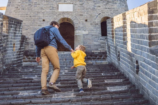 Feliz alegre alegre turistas pai e filho na Grande Muralha da China se divertindo na viagem sorrindo rindo e dançando durante a viagem de férias na Ásia. Destino chinês. Viajar com crianças na China — Fotografia de Stock
