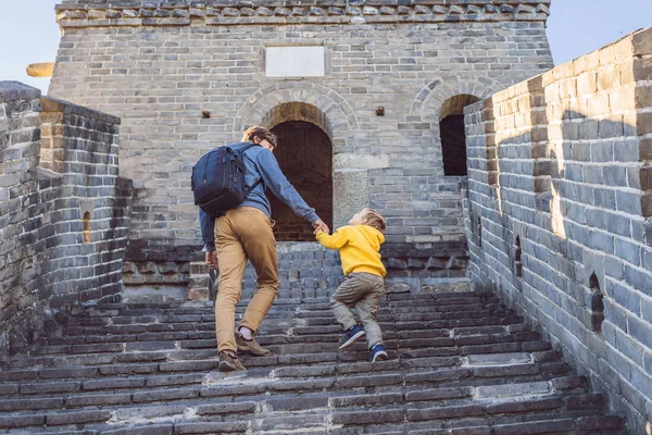 Feliz alegre alegre turistas pai e filho na Grande Muralha da China se divertindo na viagem sorrindo rindo e dançando durante a viagem de férias na Ásia. Destino chinês. Viajar com crianças na China — Fotografia de Stock