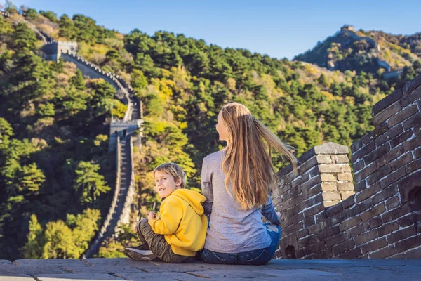 Happy cheerful joyful tourists mom and son at Great Wall of China meditate on vacation trip in Asia. Chinese destination. Travel with children in China concept — Stock Photo, Image