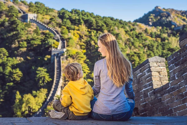 Happy cheerful joyful tourists mom and son at Great Wall of China meditate on vacation trip in Asia. Chinese destination. Travel with children in China concept — Stock Photo, Image