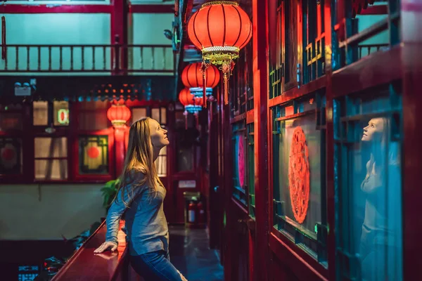 Genç kadın turist Çince Geleneksel fenerler görünüyor. Çin yeni yılı. Çin kavramı için seyahat — Stok fotoğraf