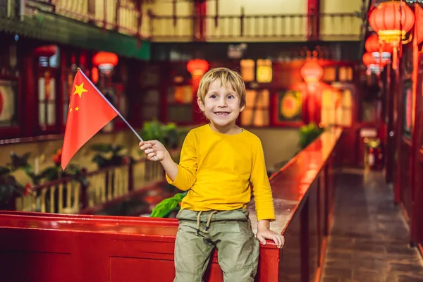 Menino Turista Feliz Com Bandeira Chinesa Fundo Mercado Chinês — Fotografia de Stock