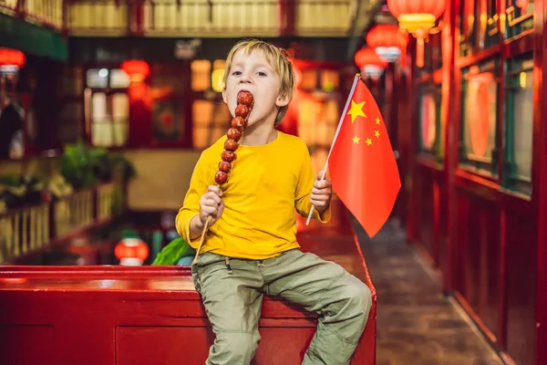 Pouco Bonito Menino Turista Com Bandeira Chinesa Segurando Frutas Cristalizadas — Fotografia de Stock