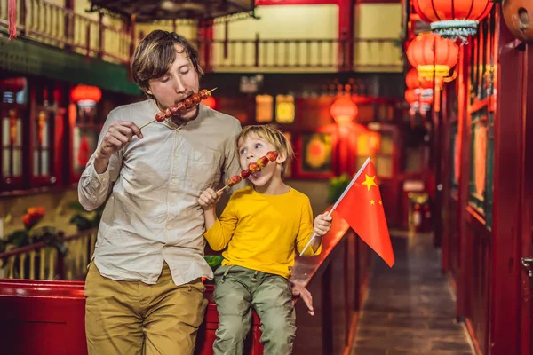 Ευτυχής Πατέρας Και Γιος Κινεζική Σημαία Που Τρώει Παραδοσιακά Κινέζικα — Φωτογραφία Αρχείου