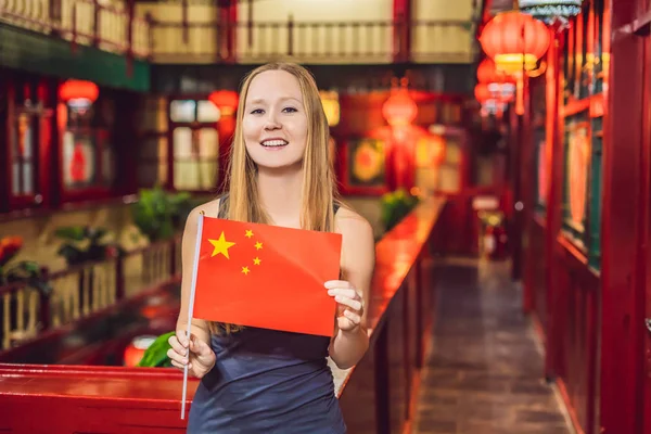 중국에서 휴가 즐기고. 중국 배경에서 중국 국기와 함께 젊은 여자. 중국 개념에 여행. 비자 무료 운송 72 시간, 중국에 있는 144 시간 — 스톡 사진