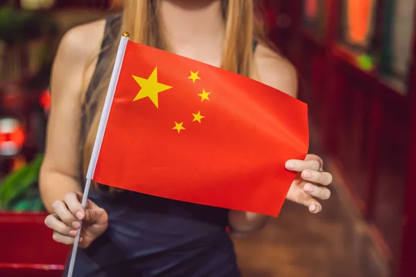 Desfrutando de férias na China. Jovem com uma bandeira chinesa em fundo chinês. Viaje para o conceito China. Trânsito livre de vistos 72 horas, 144 horas na China — Fotografia de Stock