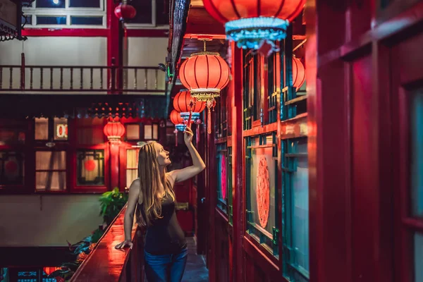Mujer joven turista mira las linternas tradicionales chinas. Año Nuevo Chino. Viajes a China concepto — Foto de Stock