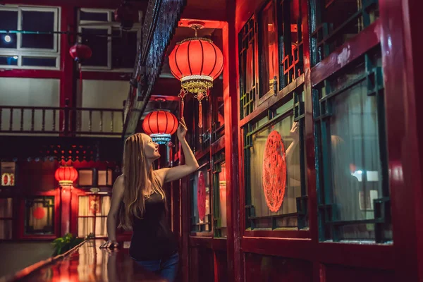 Genç kadın turist Çince Geleneksel fenerler görünüyor. Çin yeni yılı. Çin kavramı için seyahat — Stok fotoğraf