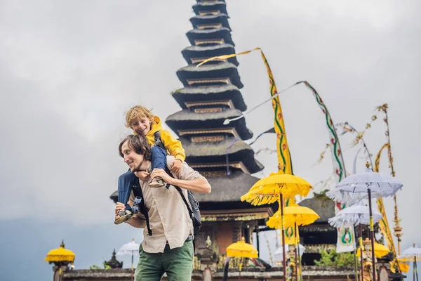 아버지 그리고 아들 Pura Ulun Danu Bratan, 발리의 배경에서. 힌두교 사원 Bratan 호수, 발리에 꽃으로 둘러싸인. 발리, 인도네시아의 주요 Shivaite 물 사원입니다. 힌두교 사원입니다. 함께 여행 — 스톡 사진