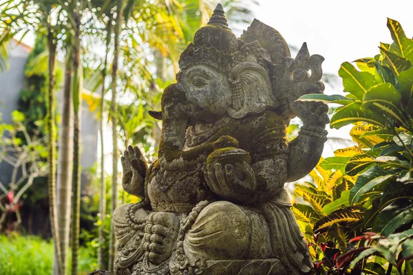 Ganesha cubierto de musgo en el parque — Foto de Stock