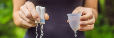 Eller genç kadın kadınsı hijyen ürünleri - adet Kupası ve tampon afiş, uzun biçimde holding farklı türleri