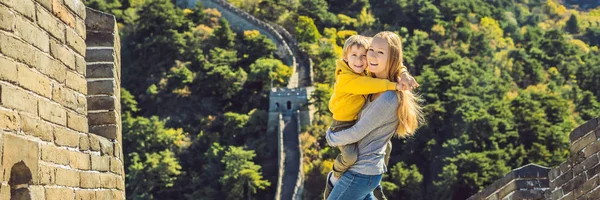 Gelukkig vrolijke vrolijke toeristen moeder en zoon op de grote muur van China op plezier reizen glimlachen, lachen en dansen tijdens de vakantiereis in Azië. Chinese bestemming. Reizen met kinderen in China — Stockfoto