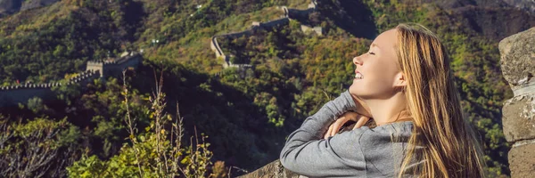 Happy cheerful joyful tourist woman at Great Wall of China having fun on travel smiling laughing and dancing during vacation trip in Asia. Girl visiting and sightseeing Chinese destination BANNER — Stock Photo, Image