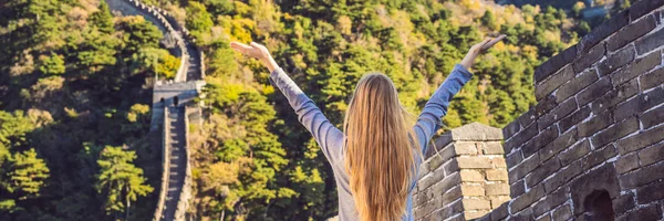 Gelukkig vrolijke vrolijke toeristische vrouw op grote muur van China plezier op reizen glimlachen, lachen en dansen tijdens de vakantiereis in Azië. Meisje bezoeken en attracties van Chinese bestemming Banner — Stockfoto