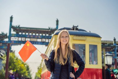 Tatil Çin'de zevk. Eski Çin Caddesi'nin arka plan Ulusal Çin bayrağını olan kadın. Çin kavramı için seyahat. Vize ücretsiz transit 72 saat, Çin'deki 144 saat