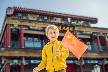 Tatil Çin'de zevk. Eski Çin Caddesi'nin arka plan Ulusal Çin bayrağını genç çocuk. Çin kavramı için seyahat. Vize ücretsiz transit 72 saat, Çin'deki 144 saat