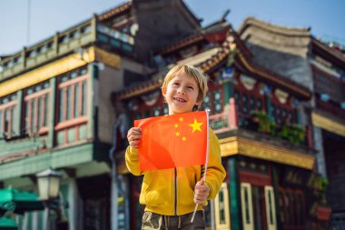 Tatil Çin'de zevk. Eski Çin Caddesi'nin arka plan Ulusal Çin bayrağını genç çocuk. Çin kavramı için seyahat. Vize ücretsiz transit 72 saat, Çin'deki 144 saat