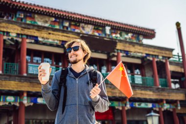 Tatil Çin'de zevk. Eski Çin Caddesi'nin arka plan Ulusal Çin bayrağını olan genç adam. Çin kavramı için seyahat. Vize ücretsiz transit 72 saat, Çin'deki 144 saat