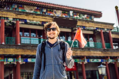 Tatil Çin'de zevk. Eski Çin Caddesi'nin arka plan Ulusal Çin bayrağını olan genç adam. Çin kavramı için seyahat. Vize ücretsiz transit 72 saat, Çin'deki 144 saat