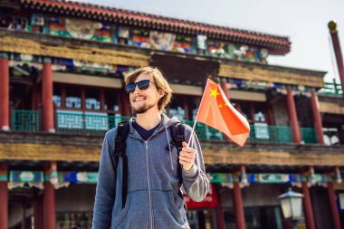 Tatil Çin'de zevk. Eski Çin Caddesi'nin arka plan Ulusal Çin bayrağını olan genç adam. Çin kavramı için seyahat. Vize ücretsiz transit 72 saat, Çin'deki 144 saat