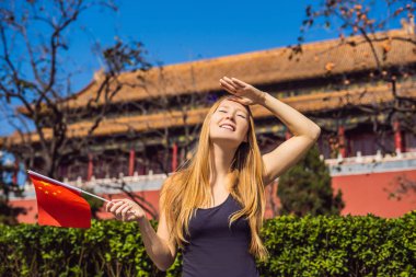 Tatil Çin'de zevk. Ulusal genç kadınla Çin Yasak Şehir içinde bayrak. Çin kavramı için seyahat. Vize ücretsiz transit 72 saat, Çin'deki 144 saat