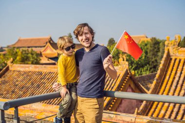 Tatil Çin'de zevk. Mutlu aile Ulusal Çin Yasak Şehir içinde bayrak. Çin'e çocuk kavramı ile seyahat. Vize ücretsiz transit 72 saat, Çin'deki 144 saat