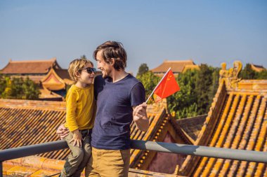 Tatil Çin'de zevk. Mutlu aile Ulusal Çin Yasak Şehir içinde bayrak. Çin'e çocuk kavramı ile seyahat. Vize ücretsiz transit 72 saat, Çin'deki 144 saat