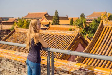 Tatil Çin'de zevk. Yasak Şehir genç kadın. Çin kavramı için seyahat. Vize ücretsiz transit 72 saat, Çin'deki 144 saat