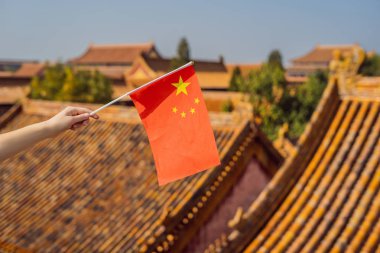 Tatil Çin'de zevk. Ulusal genç kadınla Çin Yasak Şehir içinde bayrak. Çin kavramı için seyahat. Vize ücretsiz transit 72 saat, Çin'deki 144 saat