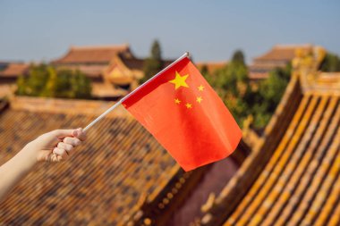 Tatil Çin'de zevk. Ulusal genç kadınla Çin Yasak Şehir içinde bayrak. Çin kavramı için seyahat. Vize ücretsiz transit 72 saat, Çin'deki 144 saat