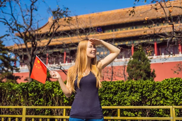 Godendo le vacanze in Cina. Giovane donna con bandiera nazionale cinese a Città Proibita. Viaggio in Cina concetto. Transito senza visto 72 ore, 144 ore in Cina — Foto Stock