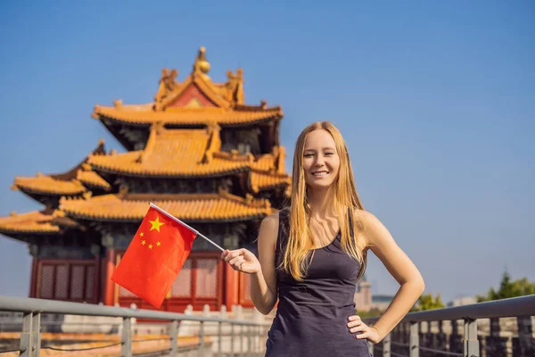 Godendo le vacanze in Cina. Giovane donna con bandiera nazionale cinese a Città Proibita. Viaggio in Cina concetto. Transito senza visto 72 ore, 144 ore in Cina — Foto Stock