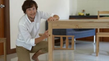 Ahşap bir masa bir mutfak delikanlı profesyonel mobilya assembler toplanır