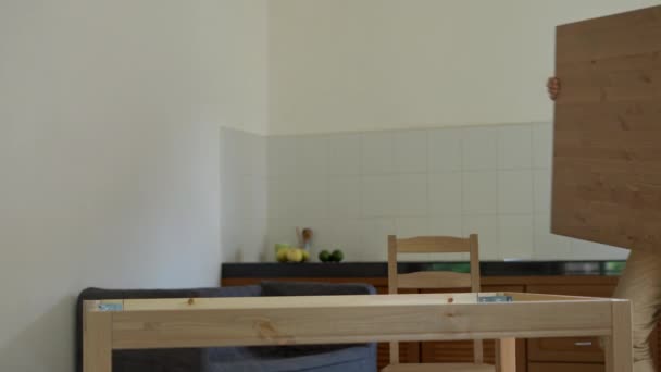 Молодой Человек Профессиональный Сборщик Мебели Собирает Деревянный Стол Кухне — стоковое видео