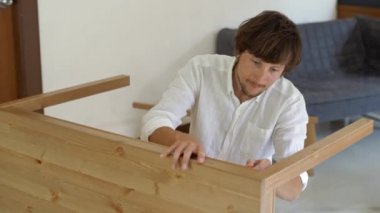 Ahşap bir masa bir mutfak delikanlı profesyonel mobilya assembler toplanır