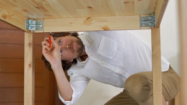 Vader en zoon monteren houten meubilair van kleine onderdelen — Stockvideo